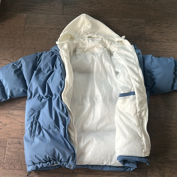 New without tags. Men’s puffer with built in hoodie. - Picture 5 of 6